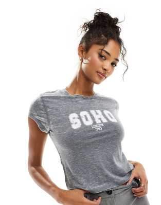 ASOS DESIGN - Knapp geschnittenes T-Shirt in Grau mit „Soho"-Grafikprint in Used-Optik