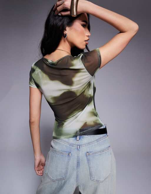 ASOS DESIGN – Knapp geschnittenes T-Shirt in Grün aus Netzstoff mit abstraktem Print, 2 von 4