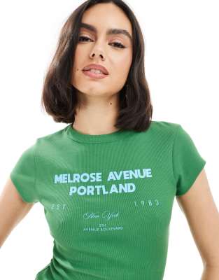 ASOS DESIGN - Knapp geschnittenes T-Shirt in Grün mit „Portland"-Print