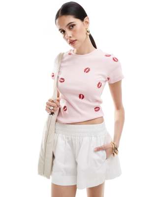 ASOS DESIGN - Knapp geschnittenes T-Shirt in Hellrosa mit Lippenstickerei