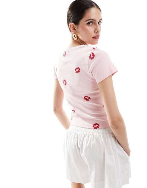 ASOS DESIGN – Knapp geschnittenes T-Shirt in Hellrosa mit Lippenstickerei, 4 von 4