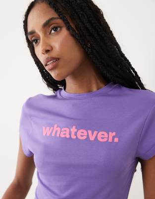 Knapp geschnittenes T-Shirt in Lila und Rosa mit „Whatever"-Schaumgrafik-Mehrfarbig Mehrfarbig S