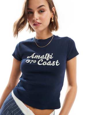 ASOS DESIGN - Knapp geschnittenes T-Shirt in Marineblau mit „Amalfi Coast"-Stickerei