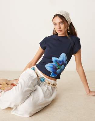 ASOS DESIGN - Knapp geschnittenes T-Shirt in Marineblau mit farblich abgestimmter blauer Blume