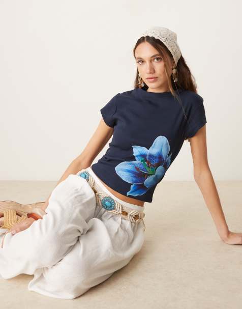 ASOS DESIGN – Knapp geschnittenes T-Shirt in Marineblau mit farblich abgestimmter blauer Blume - view 1