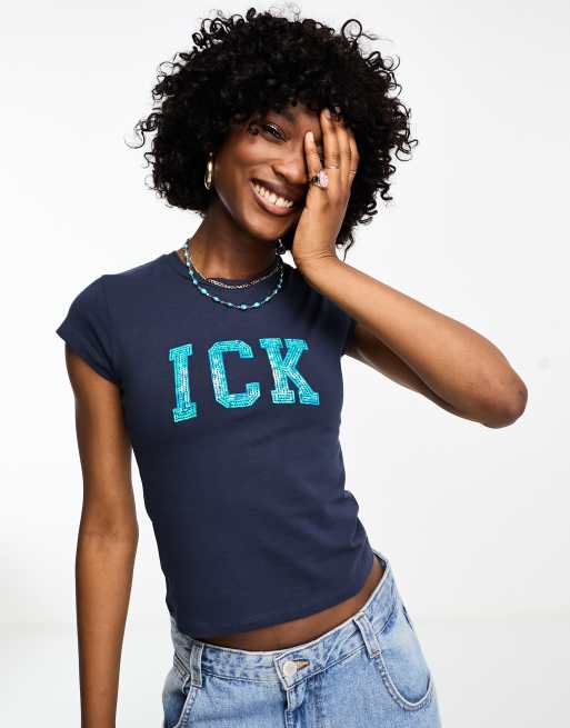ASOS DESIGN – Knapp geschnittenes T-Shirt in Marineblau mit „ICK“-Grafik