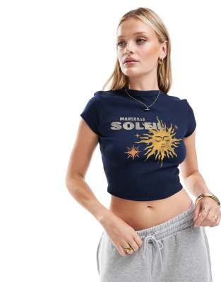 ASOS DESIGN - Knapp geschnittenes T-Shirt in Marineblau mit „Soleil Sun"-Grafikprint