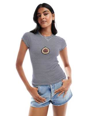 ASOS DESIGN - Knapp geschnittenes T-Shirt in Marineblau mit Streifen und Feigengrafik mit Perlen