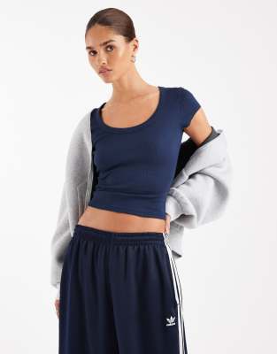 ASOS DESIGN - Knapp geschnittenes T-Shirt in Marineblau mit U-Ausschnitt