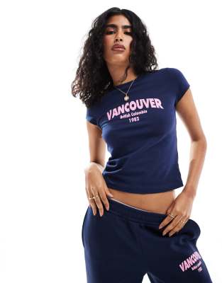 ASOS DESIGN - Knapp geschnittenes T-Shirt in Marineblau mit „Vancouver"-Grafikprint