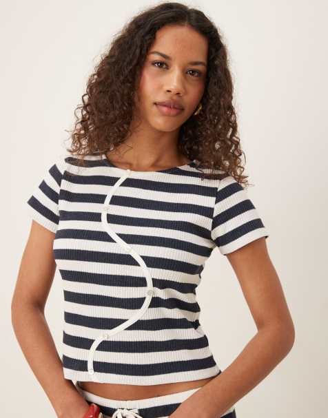 ASOS DESIGN – Knapp geschnittenes T-Shirt in Marineblau und Weiß gestreift mit Knopfdetail, Kombiteil - view 1