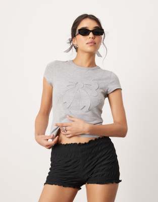 ASOS DESIGN - Knapp geschnittenes T-Shirt in meliertem Grau mit aufgeprägter Schleife