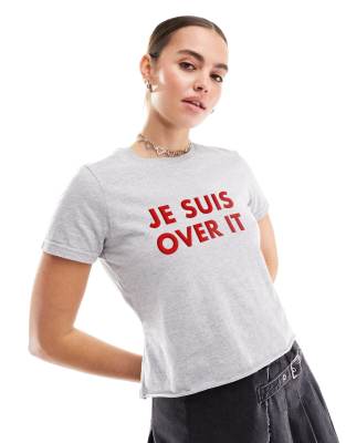 ASOS DESIGN - Knapp geschnittenes T-Shirt in meliertem Grau mit „Je Suis Over It"-Grafikprint