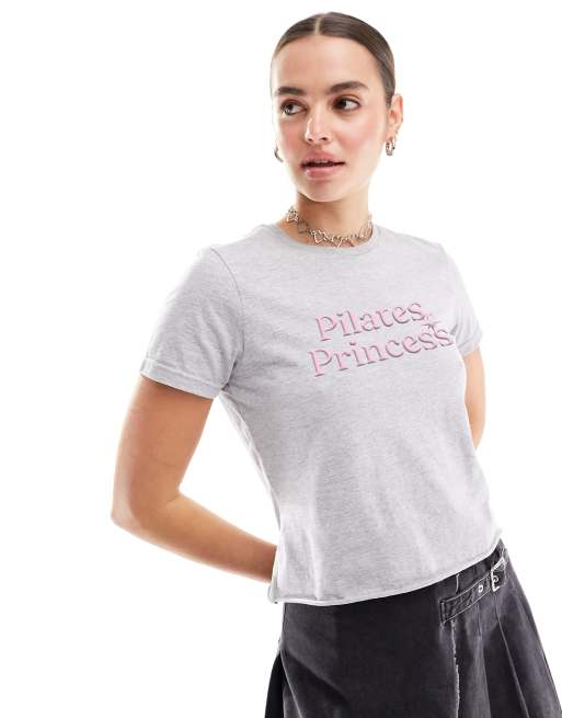 ASOS DESIGN – Knapp geschnittenes T-Shirt in meliertem Grau mit „Pilates Princess“-Grafikprint