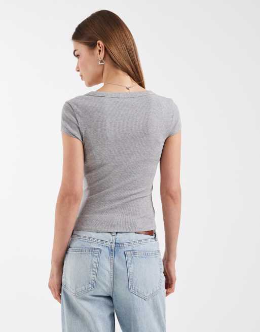 ASOS DESIGN – Knapp geschnittenes T-Shirt in meliertem Grau mit U-Ausschnitt, 4 von 4