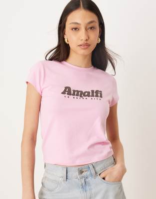 ASOS DESIGN - Knapp geschnittenes T-Shirt in Rosa mit Amalfi-Print-Braun