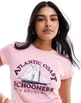 ASOS DESIGN - Knapp geschnittenes T-Shirt in Rosa mit „Atlantic Coast"-Grafik