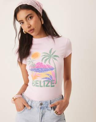 ASOS DESIGN - Knapp geschnittenes T-Shirt in Rosa mit „Belize"-Print
