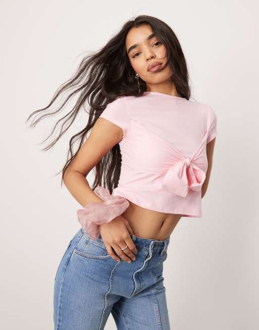 ASOS DESIGN – Knapp geschnittenes T-Shirt in Rosa mit Bindeband vorn an der Brust
