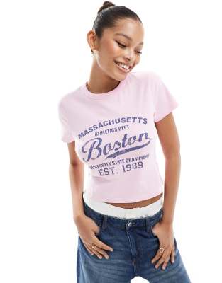 ASOS DESIGN - Knapp geschnittenes T-Shirt in Rosa mit College-Print