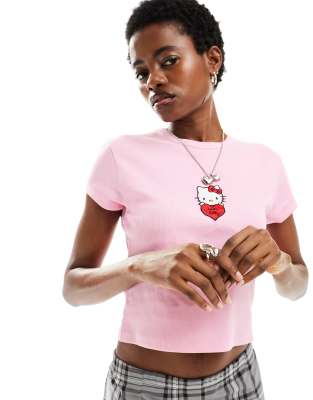 ASOS DESIGN - Knapp geschnittenes T-Shirt in Rosa mit lizenzierter „Hello Kitty"-Grafik