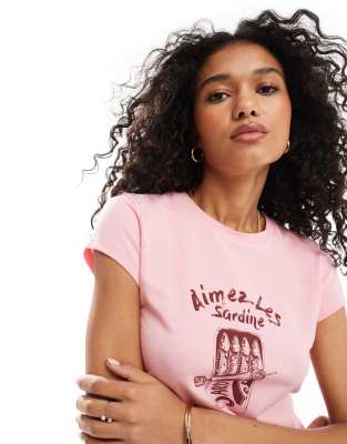 ASOS DESIGN - Knapp geschnittenes T-Shirt in Rosa mit Sardinen-Grafikprint