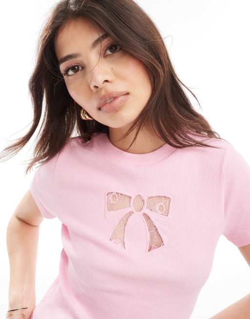 ASOS DESIGN – Knapp geschnittenes T-Shirt in Rosa mit Schleifen-Grafikprint