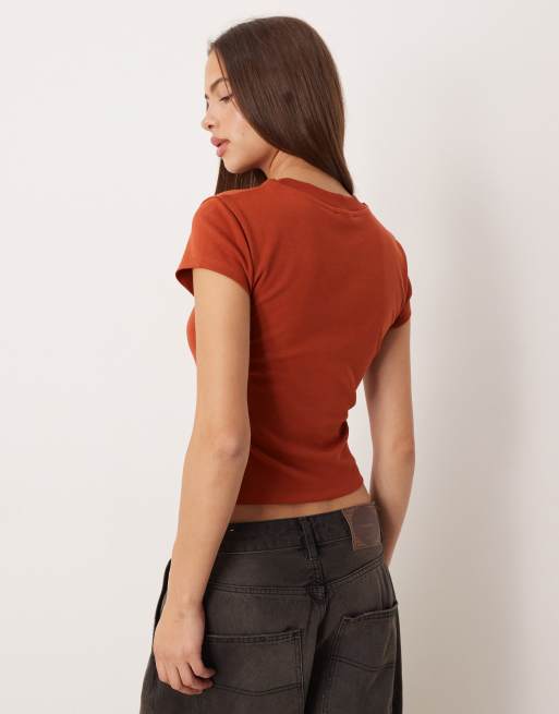 ASOS DESIGN – Knapp geschnittenes T-Shirt in Rostrot im Stil der 90er, 2 von 4