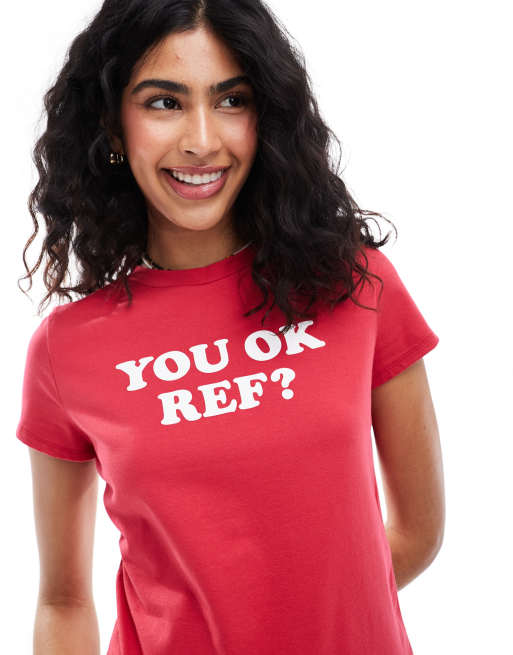 ASOS DESIGN – Knapp geschnittenes T-Shirt in Rot mit Fußball-Slogan