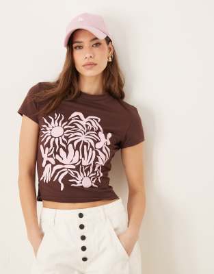 ASOS DESIGN - Knapp geschnittenes T-Shirt in Schokobraun mit floraler Grafik