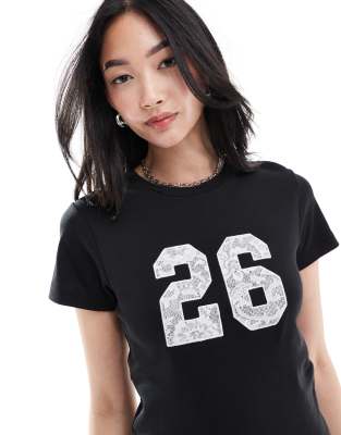 ASOS DESIGN - Knapp geschnittenes T-Shirt in Schwarz mit „26"-Nummernprint mit Spitzendetail