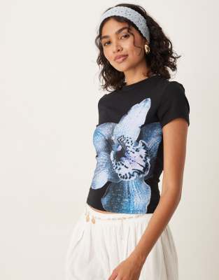 ASOS DESIGN - Knapp geschnittenes T-Shirt in Schwarz mit blauem Blumen-Grafikprint