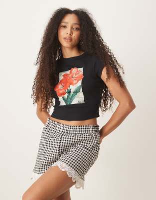ASOS DESIGN - Knapp geschnittenes T-Shirt in Schwarz mit Blumen-Print