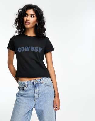 ASOS DESIGN - Knapp geschnittenes T-Shirt in Schwarz mit „Cowboy"-Grafik in Denim-Optik