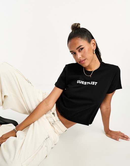 ASOS DESIGN – Knapp geschnittenes T-Shirt in Schwarz mit „Guestlist“-Grafikprint