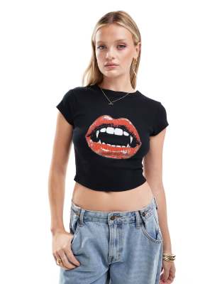 ASOS DESIGN - Knapp geschnittenes T-Shirt in Schwarz mit Halloween-Lippengrafik