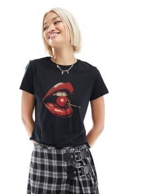 ASOS DESIGN - Knapp geschnittenes T-Shirt in Schwarz mit Kirsche-Lippen-Grafikprint