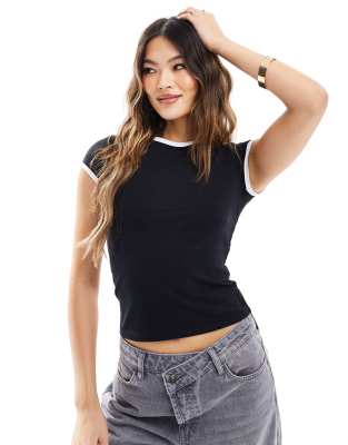 ASOS DESIGN - Knapp geschnittenes T-Shirt in Schwarz mit Kontrastrand