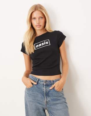 ASOS DESIGN - Knapp geschnittenes T-Shirt in Schwarz mit lizenziertem „Oasis"-Print