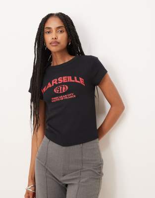 ASOS DESIGN - Knapp geschnittenes T-Shirt in Schwarz mit „Marseille"-Grafik