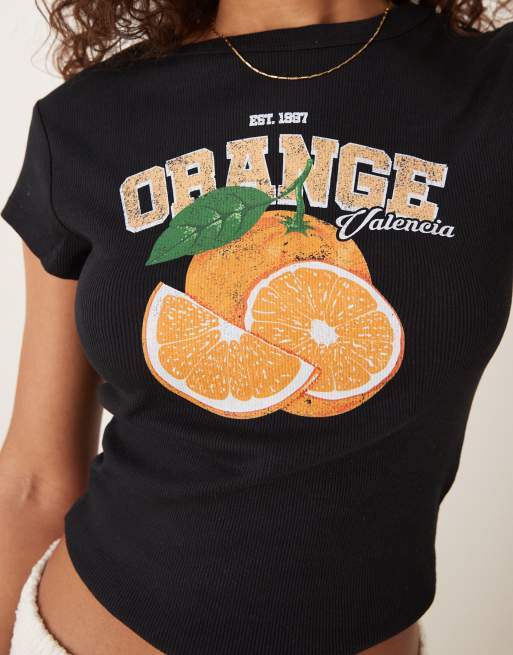 ASOS DESIGN – Knapp geschnittenes T-Shirt in Schwarz mit Orangen-Print, 3 von 4