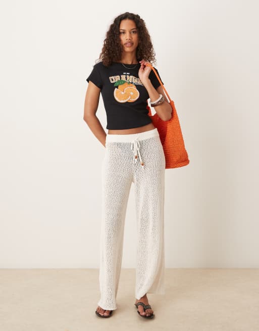 ASOS DESIGN – Knapp geschnittenes T-Shirt in Schwarz mit Orangen-Print, 4 von 4