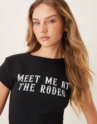 ASOS DESIGN - Knapp geschnittenes T-Shirt in Schwarz mit „Rodeo"-Schriftzug