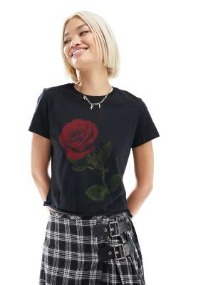 ASOS DESIGN - Knapp geschnittenes T-Shirt in Schwarz mit Rosen-Grafikprint