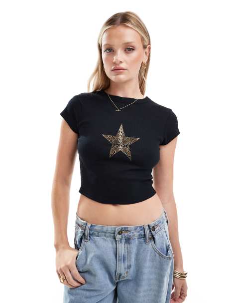 ASOS DESIGN – Knapp geschnittenes T-Shirt in Schwarz mit Sternprint mit Schlangenmuster - view 1