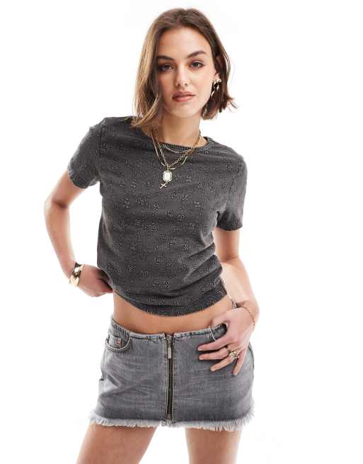 ASOS DESIGN – Knapp geschnittenes T-Shirt in verwaschenem Anthrazit mit Lochstickerei
