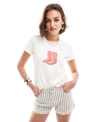 ASOS DESIGN - Knapp geschnittenes T-Shirt in verwaschenem Cremeweiß mit Cowboystiefel-Print