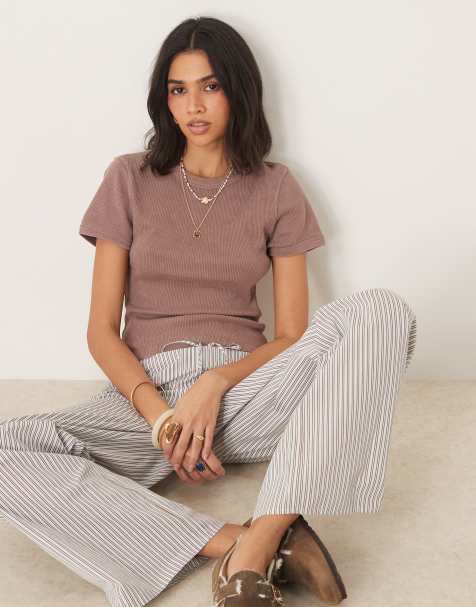 ASOS DESIGN – Knapp geschnittenes T-Shirt in verwaschenem Schokobraun mit Waffelstruktur - view 1