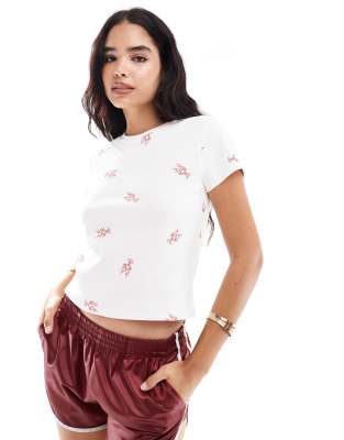 ASOS DESIGN - Knapp geschnittenes T-Shirt in Weiß mit aufgesticktem Hummer-Muster