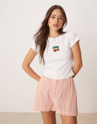 ASOS DESIGN - Knapp geschnittenes T-Shirt in Weiß mit aufgesticktem Kirschmotiv